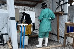 Ebola lan sang Kenya, tỷ lệ tử vong tại Congo lên gần 50%
