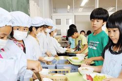 Bữa ăn học đường và bí quyết sống khỏe của người Nhật