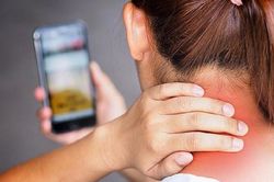 Mỏi cổ gáy có thể điều trị bằng xoa bóp bấm huyệt?