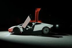 Tesla ra mắt siêu xe điện gắn động cơ tên lửa, có thể bay khỏi mặt đất