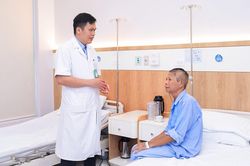 Từng được tiên lượng sống 4–6 tháng, bệnh nhân ung thư giai đoạn cuối dần ổn định sức khỏe