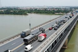 H&agrave; Nội điều chỉnh ph&acirc;n luồng giao th&ocirc;ng l&ecirc;n cầu Thăng Long