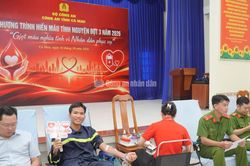 Cán bộ chiến sĩ Công an tỉnh Cà Mau hiến máu tình nguyện