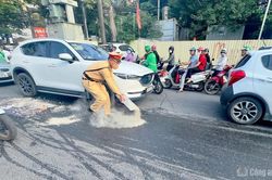CSGT rải cát khô, xử lý dầu loang trên đường