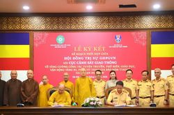 Ký kế hoạch phối hợp tuyên truyền an toàn giao thông cho các tăng, ni, phật tử