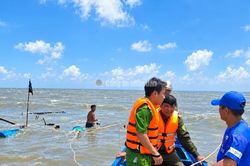 Công an xã ở Cà Mau phối hợp trục vớt tàu cá bị chìm