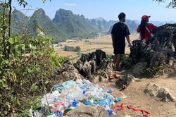 Rác thải bủa vây điểm check-in thung lũng Ngọc Côn