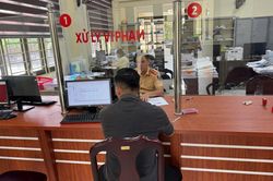 Xử lý trường hợp để khách du lịch đu bám cửa xe khi đang di chuyển