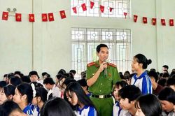 Thượng úy Công an mở lớp học miễn phí, giúp học sinh nghèo nuôi ước mơ