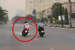 Hai cô gái đi xe Honda SH lạng lách trên đường Mễ Trì bị phạt hơn 23 triệu đồng