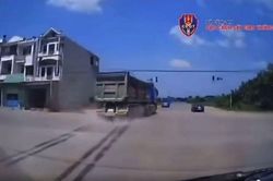 Video xe đầu kéo vượt ẩu 'phanh cháy lốp', tài xế bị xử lý