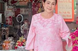 Ở tuổi 63, em gái cố NSƯT Vũ Linh mở quán bún bò mưu sinh cùng con gái