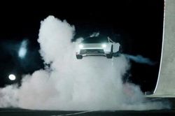 Tesla ra mắt siêu xe 'biết bay' thu hút sự quan tâm trên toàn cầu