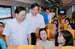 Bác sĩ BV Bạch Mai đi làm từ 5h sáng: Trên tàu đọc bệnh án, vào viện kín lịch mổ