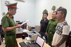 Bắt giam kẻ mang kiếm đến nhà người khác đập phá, quay clip đăng Facebook