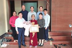 Người đảng viên 'giữ lửa' nghĩa tình nơi xóm nhỏ