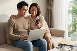 Lấy vợ hơn 11 tuổi, tôi sống như đứa trẻ bị mẹ quản thúc