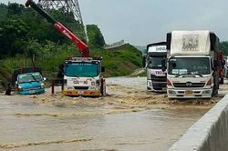 Nguyên nhân mưa dông bất thường ở Nam Bộ