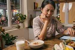 Người tiền đái tháo đường có nên ăn vặt buổi tối khi bụng đói?