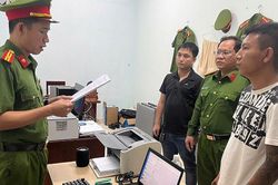 Mang kiếm đi tìm đối phương, đập phá tài sản rồi đăng Facebook thách thức