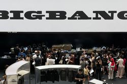 Pop-up BIGBANG tại Mễ Tr&igrave; ng&agrave;y đầu: H&agrave;ng chờ d&agrave;i cả trăm m&eacute;t, quầy đẹp v&agrave; c&oacute; dễ mua?