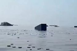 Ngư dân đổ ra eo biển Hormuz 'săn' iPhone