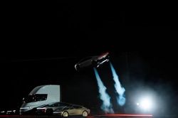 Ô tô bay bằng công nghệ tên lửa của Tesla: Đỉnh cao công nghệ hay màn trình diễn vô thưởng vô phạt?