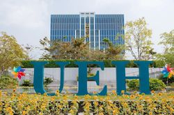 Doanh thu vượt 2.000 tỷ, đại học ở TP.HCM chi lương ra sao
