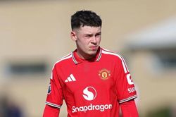 Con trai Rooney gây chú ý ở đội trẻ MU