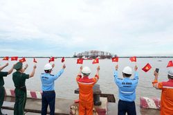 Nhịp ch&iacute;nh cầu đi bộ rời Vũng T&agrave;u, hướng về Bến Bạch Đằng