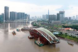 Nhịp ch&iacute;nh cầu đi bộ qua s&ocirc;ng S&agrave;i G&ograve;n về tới c&ocirc;ng trường