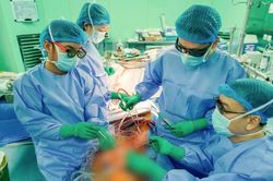 Bảo tồn van hai lá cho bệnh nhân người Anh qua đường mổ 4cm