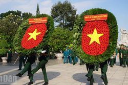 [Ảnh] Tư lệnh Bộ đội Bi&ecirc;n ph&ograve;ng d&acirc;ng hương tưởng niệm c&aacute;c Anh h&ugrave;ng liệt sĩ tại Th&agrave;nh phố Hồ Ch&iacute; Minh