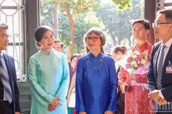 [Ảnh] Phu nhân Tổng Bí thư, Chủ tịch nước Tô Lâm và Phu nhân Tổng thống Thụy Sĩ thăm Trường đại học Dược Hà Nội