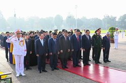 Lãnh đạo Đảng, Nhà nước, đại biểu Quốc hội vào Lăng viếng Chủ tịch Hồ Chí Minh