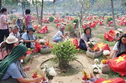 Người d&acirc;n d&agrave;nh ng&agrave;y nghỉ cuối tuần đến d&acirc;ng hương tại Nghĩa trang Liệt sĩ TPHCM