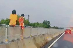 Xác minh hình ảnh 2 trẻ em ngồi trên dải phân cách đường cao tốc Biên Hòa – Vũng Tàu