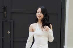 [GALLERY] Tr&uacute;c Anh được khen 'xinh hơn xưa' khi diện đồ gợi cảm xuống phố