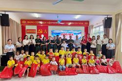 Tặng qu&agrave; học sinh v&agrave; phụ nữ c&oacute; ho&agrave;n cảnh kh&oacute; khăn ở khu vực bi&ecirc;n giới th&agrave;nh phố Quảng Ninh