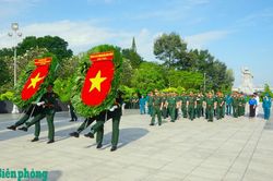Đo&agrave;n c&ocirc;ng t&aacute;c Bộ Tư lệnh Bộ đội Bi&ecirc;n ph&ograve;ng d&acirc;ng hương, d&acirc;ng hoa tại Nghĩa trang Liệt sĩ th&agrave;nh phố Hồ Ch&iacute; Minh