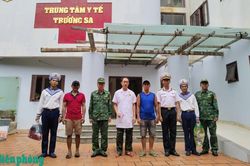 Đồn Biên phòng Trường Sa bàn giao ngư dân bị bệnh về bờ tiếp tục điều trị