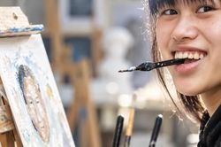 Cô gái bại liệt 10 năm vẽ tranh bằng miệng