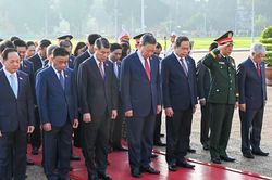 Lãnh đạo Đảng, Nhà nước và đại biểu Quốc hội vào Lăng viếng Chủ tịch Hồ Chí Minh