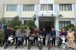 Nhóm người chạy xe máy vào làn ô tô, quay TikTok 'câu view'