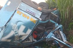 Lật xe đầu kéo chở sắt trên đường Trường Sơn Đông, 2 người tử vong