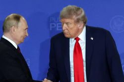 Tổng thống Mỹ Trump đ&igrave;nh chỉ đạo luật trừng phạt Nga, M&aacute;txcơva ca ngợi 'thời khắc lịch sử'