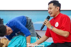Bạn trẻ học sơ cấp cứu, tập ép tim, xử lý hóc dị vật...