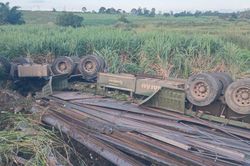 Xe đầu kéo lật trên đường Trường Sơn Đông, 2 người tử vong