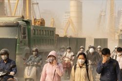 Thử nghiệm m&ocirc; h&igrave;nh tự động dập bụi ở c&ocirc;ng trường