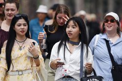 Dự báo thời tiết 17/10/2026: Miền Bắc nắng 34 độ kéo dài, Nam Bộ mưa to cục bộ
